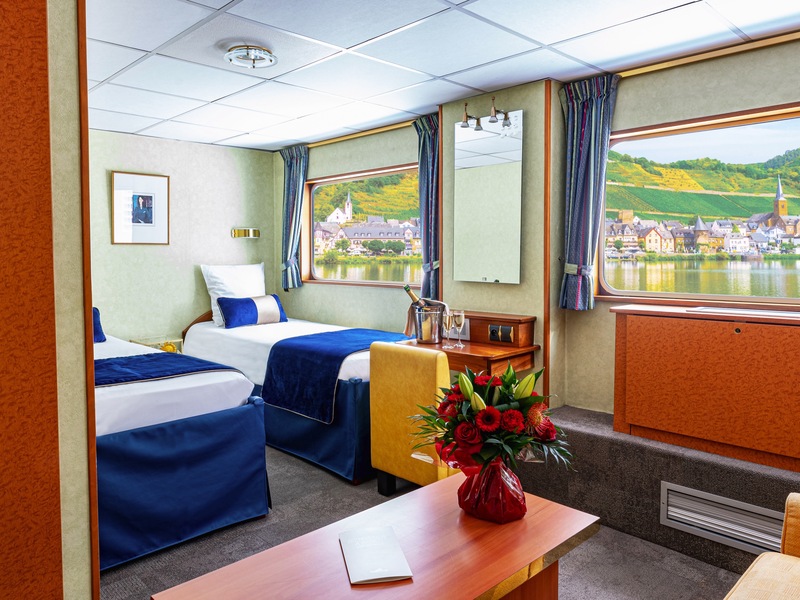 Main Deck 2 Single Beds Suite CAT. B